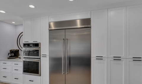 Refrigerator with Ice Maker/Filtered Water