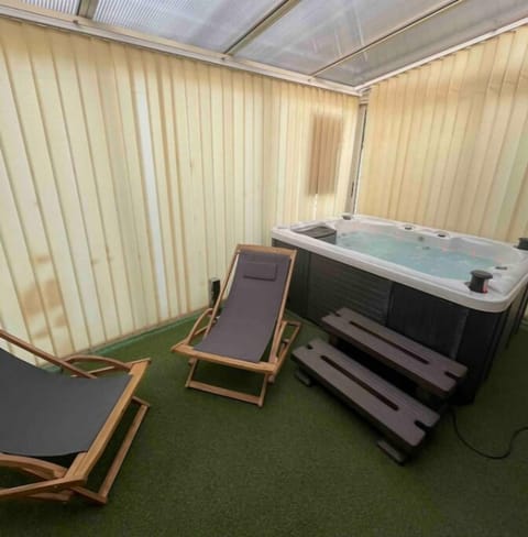 Indoor spa tub
