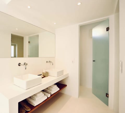Panoramic Suite | Bathroom | Separate tub and shower, rainfall showerhead, designer toiletries