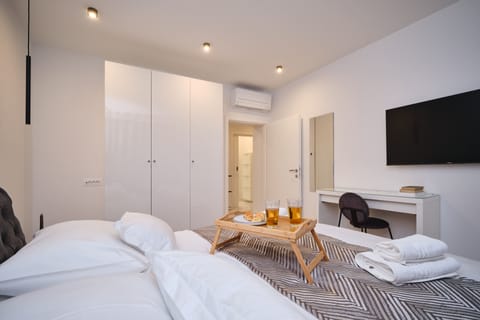 Apartment | 2 bedrooms, individually decorated, individually furnished, desk