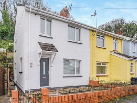 Exterior | The Putts, Mumbles