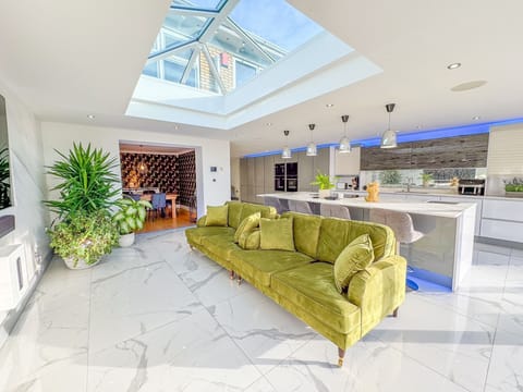 Luxury House, Ensuite, Courtyard View | Shared kitchen | Full-size fridge, microwave, oven, stovetop