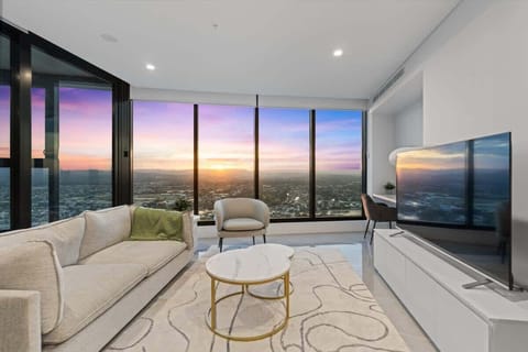 Experience the enchanting ambiance of a beautiful sunset in this spacious apartment.