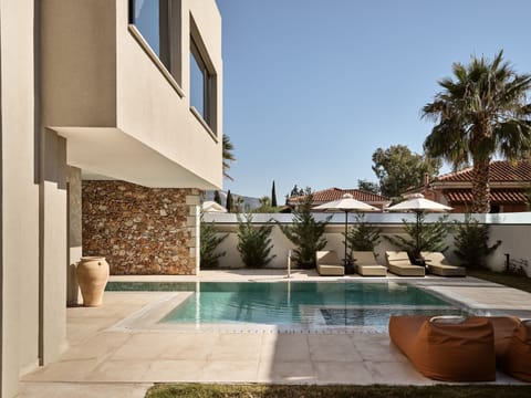 The villa features premium sun-beds & umbrellas. 