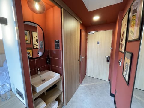 JOST SIGNATURE - Standard Room | Bathroom | Rainfall showerhead, hair dryer, towels, soap