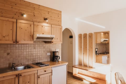 Stovetop, cookware/dishes/utensils, cleaning supplies