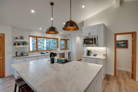 House (5 Bedrooms) | Interior