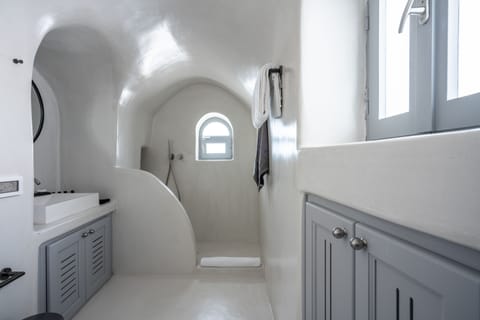 Superior Villa, 1 Bedroom (Caldera Sea View) | Bathroom | Shower, hair dryer, slippers, towels