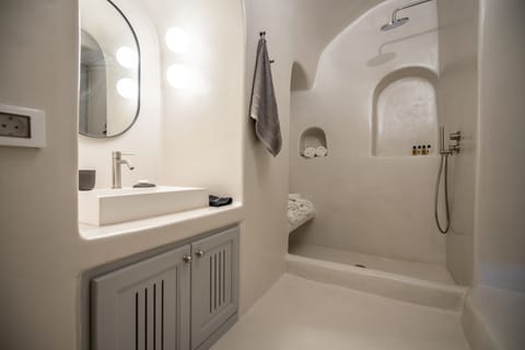 Family Villa, 3 Bedrooms (Caldera Sea View) | Bathroom | Shower, hair dryer, slippers, towels