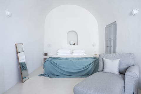 Superior Villa, 1 Bedroom (Caldera Sea View) | Egyptian cotton sheets, premium bedding, down comforters, in-room safe