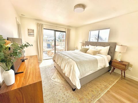 Bedroom, TV and Deck with Pizza Oven