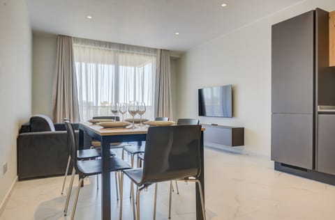 Let the sunshine fill out the space. Large balcony doors allow for plenty of natural light
