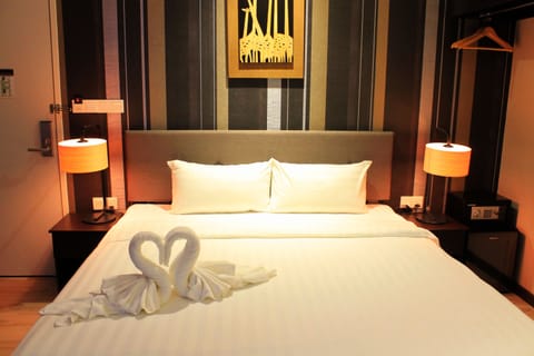 Premium Room, 1 King Bed | In-room safe, desk, WiFi (free), bed sheets