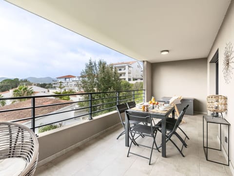 Sky, Plant, Building, Window, Tree, Swimming Pool, House, Residential Area, Leisure, Urban Design