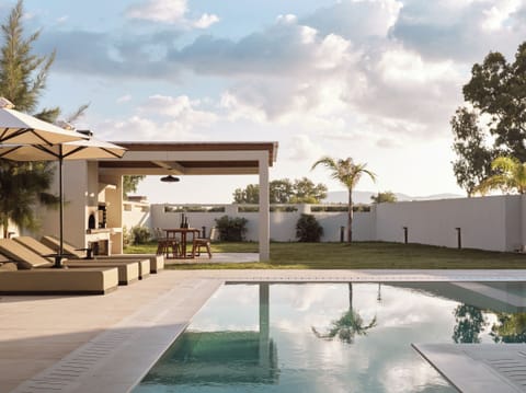 An iconic villa, with ample outdoor grounds, private pool & hydromassage