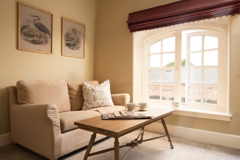 Birch Cottage - additional sofa in the first-floor snug