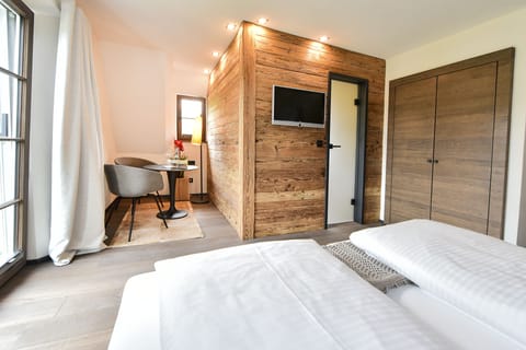 Junior Double Room | Hypo-allergenic bedding, individually decorated, desk, free WiFi