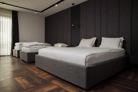 Deluxe Quadruple Room | Desk, laptop workspace, soundproofing, free WiFi