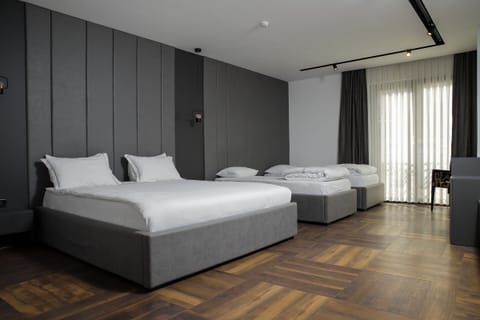 Deluxe Quadruple Room | Desk, laptop workspace, soundproofing, free WiFi