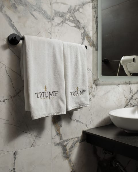 Deluxe Quadruple Room | Bathroom