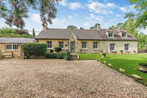 Lakeside House - StayCotswold