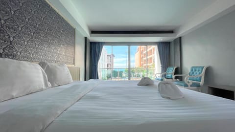Deluxe Room, 1 King Bed, Sea View | In-room safe, free WiFi, bed sheets