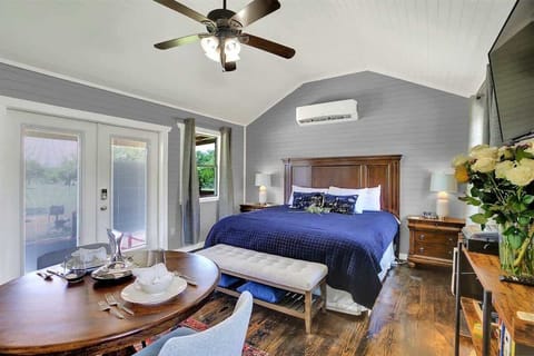 Cottage, 1 King Bed, Patio, Mountain View (6426 Old San Elm) | 1 bedroom, individually decorated, individually furnished, bed sheets