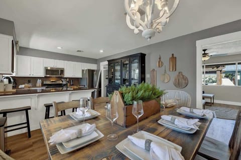 House, Multiple Beds, Pool Access, Garden View (113 + 147 Weitz Rd) | Dining