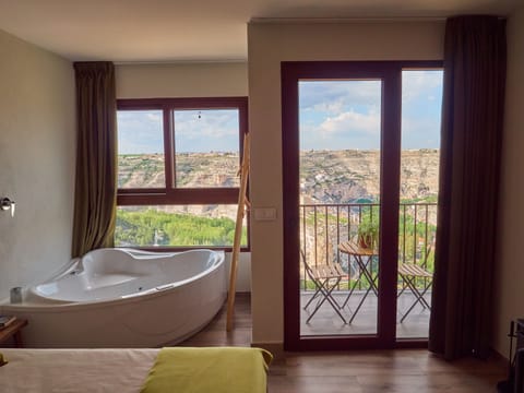 Luxury Suite | Bathroom | Bathrobes, towels