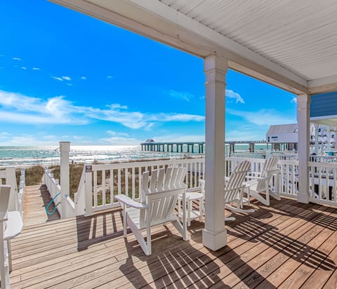 Expansive deck with world-class views and many seating options 