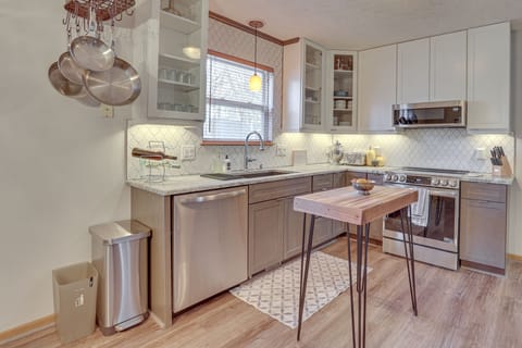 Kitchen | Cooking Basics | Dishware & Flatware | Toaster | Keurig