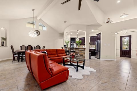 A thoughtfully designed living area with a calm and inviting feel. 🏡💆‍♀️