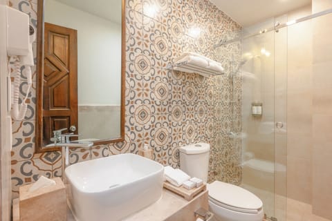 Superior Queen | Bathroom | Shower, hair dryer, towels, soap