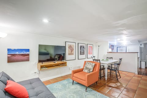 Washington Vacation Rental | Studio | 1BA | Steps Required | 700 Sq Ft