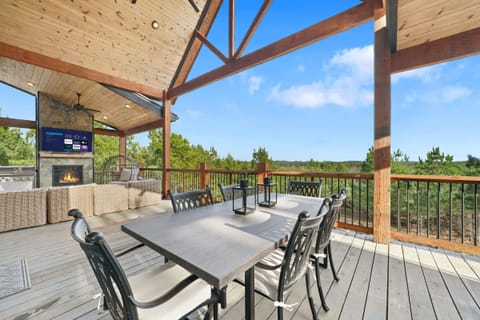 Alfresco dining on the deck.