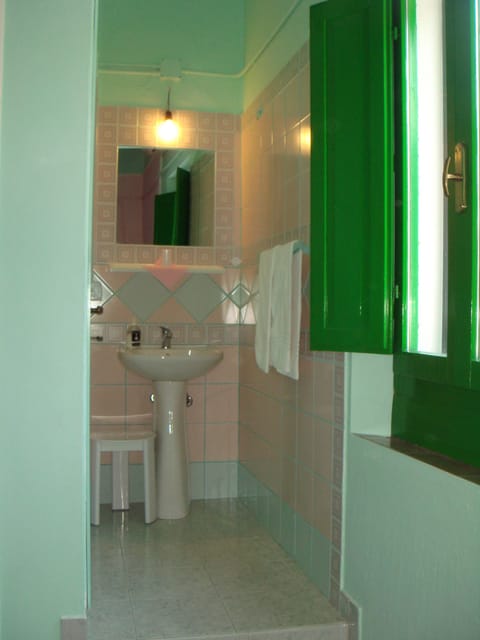 Basic Triple Room | Bathroom | Shower, free toiletries, hair dryer, towels