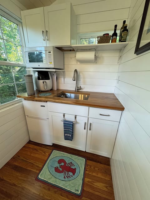 Another view of this section of the kitchenette