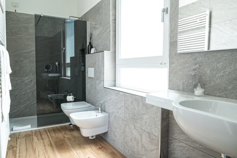 Classic Double or Twin Room | Bathroom | Shower, rainfall showerhead, free toiletries, hair dryer