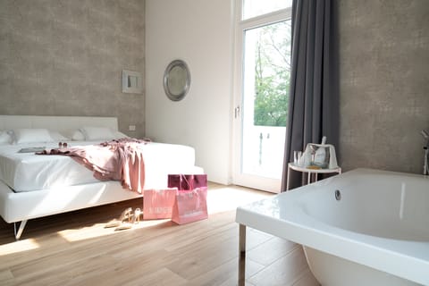 Luxury Room | Hypo-allergenic bedding, down comforters, Select Comfort beds, minibar