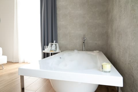 Luxury Room | Hypo-allergenic bedding, down comforters, Select Comfort beds, minibar