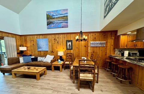 Living / dining area, with bar for overflow seating