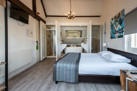 Deluxe Double Room | In-room safe, iron/ironing board, free WiFi, bed sheets