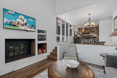 Living Room: Cozy space with natural light and a fireplace—perfect après-ski hangout.