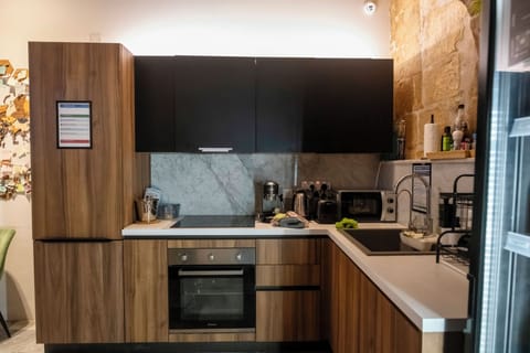 Full-size fridge, microwave, oven, stovetop