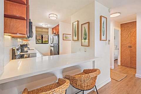 Pull up a stool to our breakfast bar! Perfect for quick bites and chatting while prepping meals.