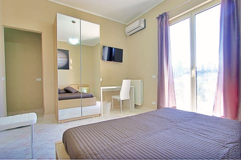 Double Room, Private Bathroom | Desk, laptop workspace, free WiFi, bed sheets
