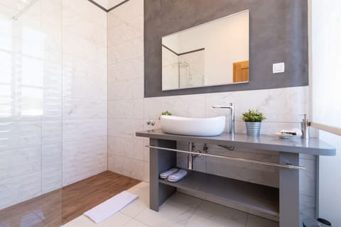 Deluxe Double Room - Seaview & Balcony | Bathroom | Shower, free toiletries, hair dryer, bathrobes