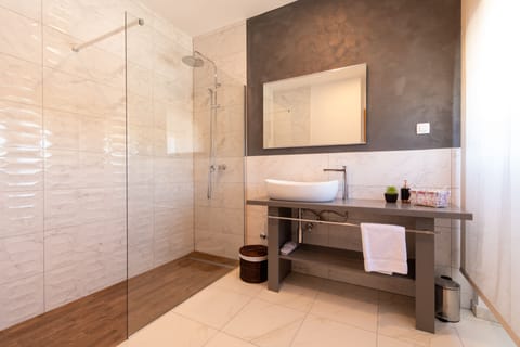 Deluxe Double Room - Seaview & Balcony | Bathroom | Shower, free toiletries, hair dryer, bathrobes