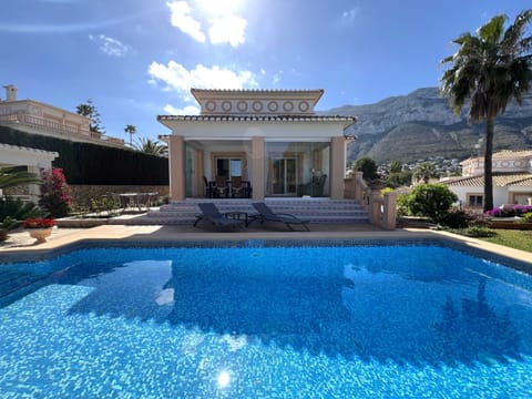 casa y piscina