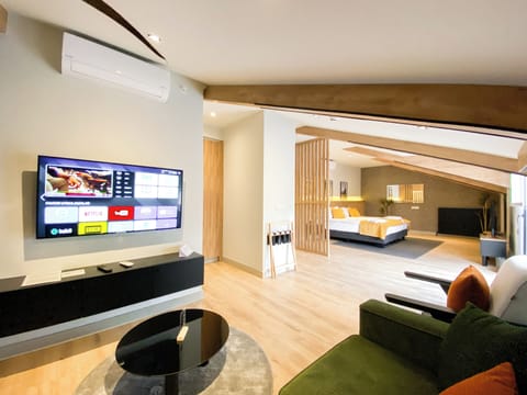 King Suite with Sea View | Egyptian cotton sheets, premium bedding, memory foam beds, minibar